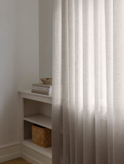 Pagunette transparente stofgardiner i beige.
